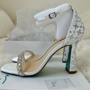 Betsey Johnson SB-Dean Women’s Ivory Silver Rhinestone Bridal Heels Size: 9.5